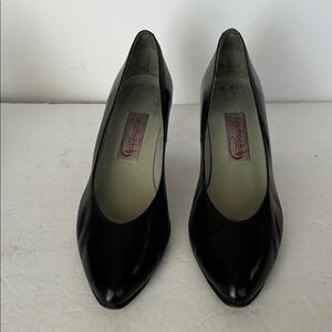 Vintage Pappagallo Black Leather Pumps.